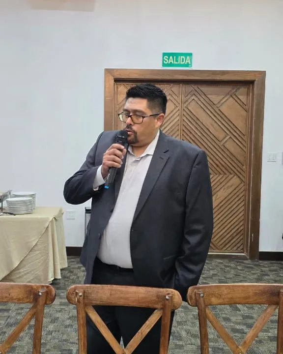 Al micrófono en un encuentro de empresarios